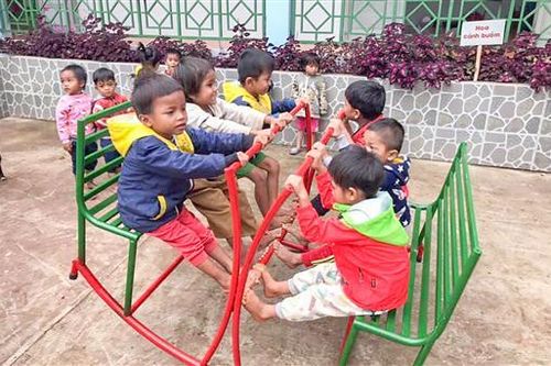 Trao tặng 2 công trình 'Sân chơi cho em'