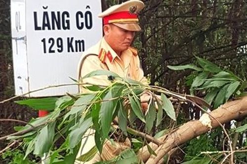 Lực lượng Công an tham gia khắc phục hậu quả bão số 5