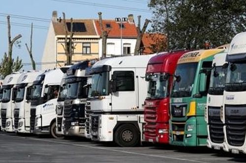 Lại phát hiện 12 người nhập cư trong xe container đông lạnh
