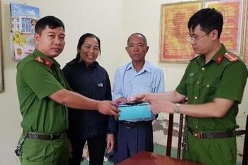 Công an đi tuần, nhặt được điện thoại và ví tiền