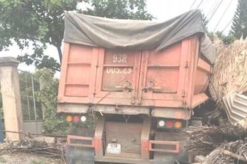 Xe container mất lái 'ủi' nhà dân