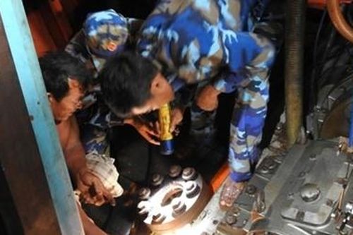 Tàu hải quân sửa chữa tàu cá của ngư dân bị hỏng chân vịt tại Trường Sa