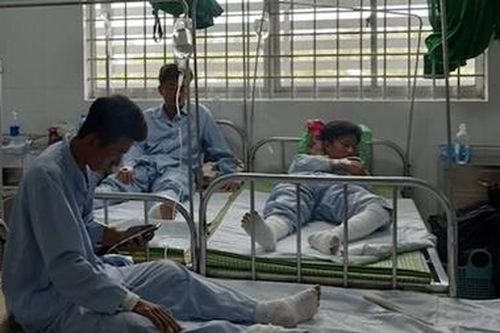 Nhúng lưới vào nhựa đường pha xăng, 10 người bị bỏng