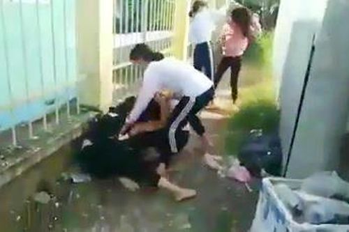 Hai nữ sinh đánh 4 bạn học như... phim hành động