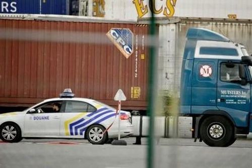 Bỉ lại phát hiện 12 người di cư trốn trong xe container đông lạnh