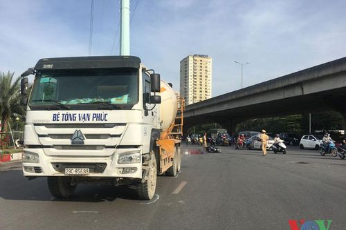 Hà Nội: Va chạm xe bồn chở bê tông, hai mẹ con tử vong