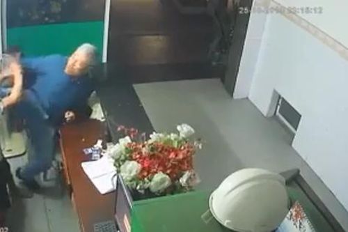 Nghi bị hỏi tiền thuê nhà nghỉ, người đàn ông lớn tuổi đánh tới tấp vào mặt nhân viên rồi lấy xe bỏ chạy