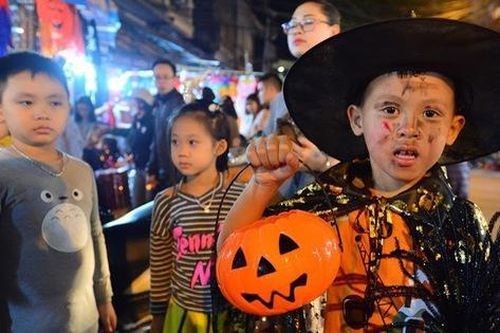 Phố cổ Hà Nội rộn ràng vì hàng trăm 'ma nhí' dễ thương tối Halloween