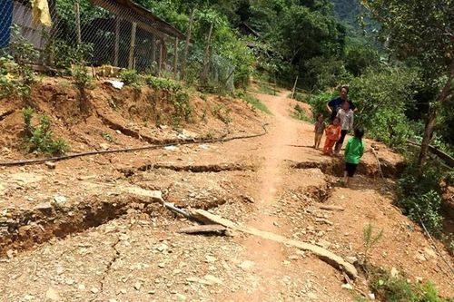 Nghệ An: Khẩn thiết di dời 14 hộ dân vùng sạt lở