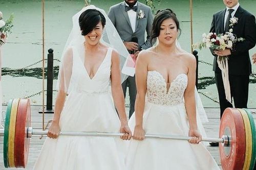 Hai cô dâu nâng tạ trong đám cưới đồng giới