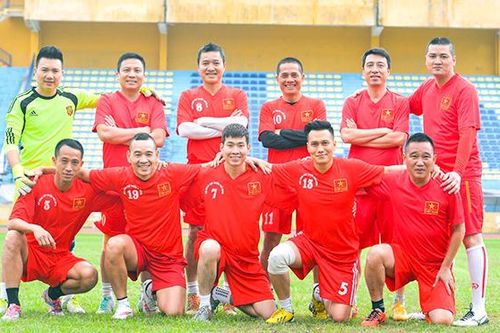 Bóng lăn giữa tâm bão
