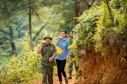 Hoa hậu Lương Thùy Linh xắn tay áo cùng bộ đội vác vật liệu 'đắp đường, xây ước mơ'