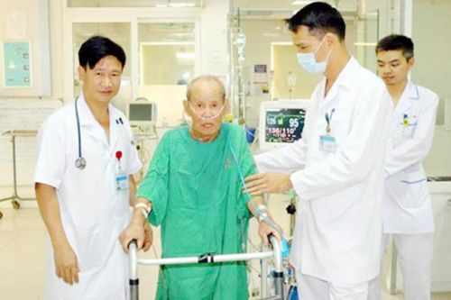 Phẫu thuật nội soi bóc tách màng phổi cho cụ ông 90 tuổi