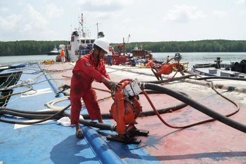 Vụ chìm tàu trên sông Lòng Tàu: Hút thành công 414m³ dầu