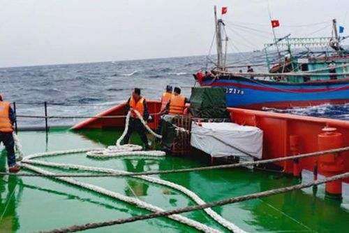 Cứu 9 thuyền viên gặp nạn trên biển