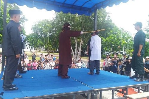 Phạm tội ngoại tình, giáo sĩ Hồi giáo Indonesia bị đánh công khai