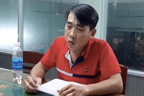 Đâm chết hàng xóm, chụp ảnh hiện trường đăng facebook