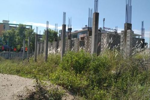 Nhà thầu kém năng lực, ngôi trường gần 26 tỷ để cỏ mọc um tùm