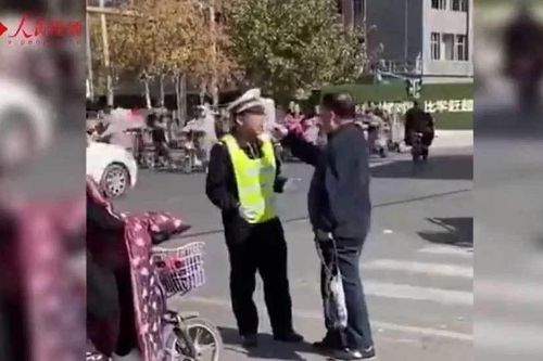 Cụ ông ngổ ngáo vượt đèn đỏ, tát công an giao thông