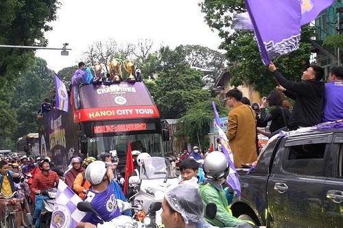 Quang Hải, Đình Trọng, Duy Mạnh rạng rỡ 'rước' 3 cúp vô địch cùng Hà Nội FC