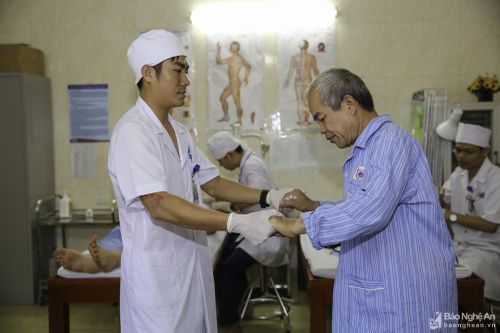 Điều trị đau thần kinh tọa bằng vật lý trị liệu và phục hồi chức năng