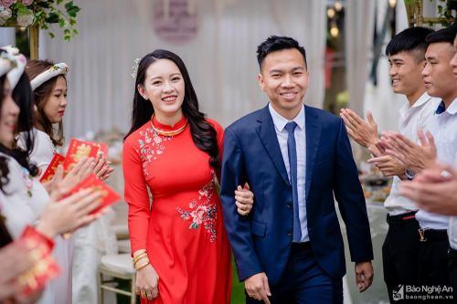 Tiền vệ Hồ Khắc Ngọc của SLNA đính hôn, bảnh bao trong bộ ảnh cưới