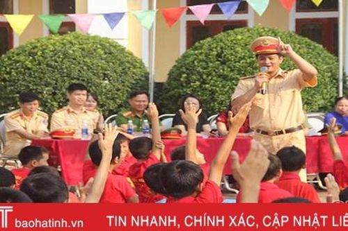 Thiếu tá Công an Hà Tĩnh và 'mối duyên' hơn 10 năm phổ biến pháp luật ATGT