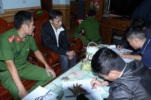 Khám nhà của 'đầu nậu ma túy', phát hiện nhiều tang vật trong chậu cây cảnh