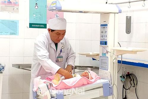 Phẫu thuật tạo hình hậu môn cho bé trai không có hậu môn