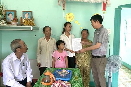 Bàn giao 10 căn nhà khuyến học