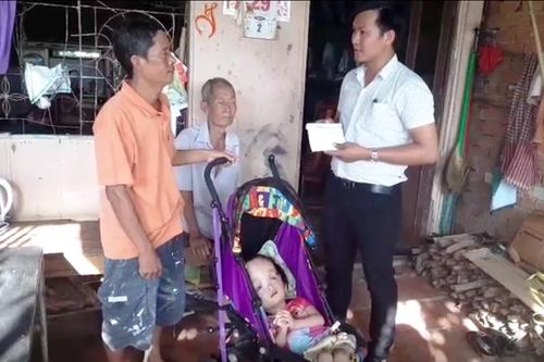 Trao tiền hỗ trợ cháu bé mắc bệnh hiểm nghèo