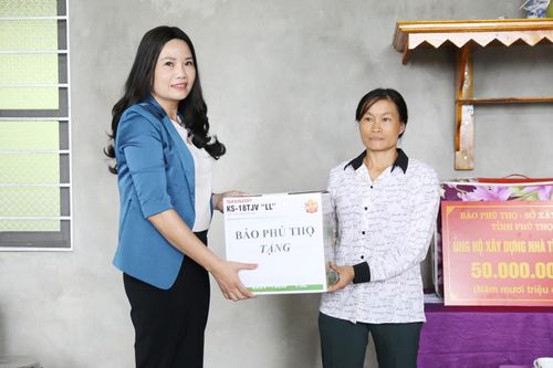 Trao nhà tình nghĩa ở Yên Lập