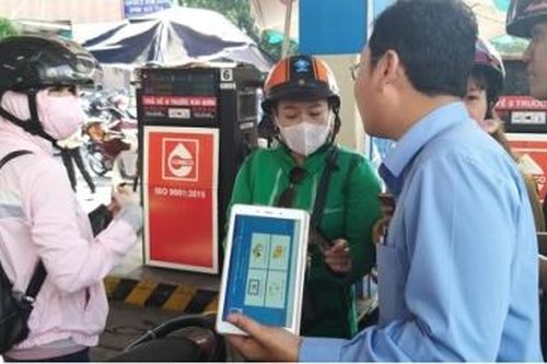 Chen lấn đổ xăng trong ngày khuyến mãi khi quét mã QR MoMo