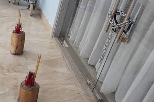 Con vay tiền, cha mẹ bị khủng bố bằng... bát hương