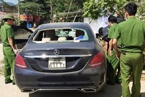 Lộ diện chủ nhân xe Mercedes bỏ bên đường với nhiều vết máu