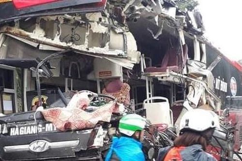 Đầu xe khách nát bét sau cú tông xe ben, nhiều người bị thương