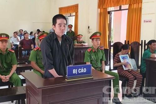 Xây mộ lấn chiếm lối đi, người chết, kẻ vào tù