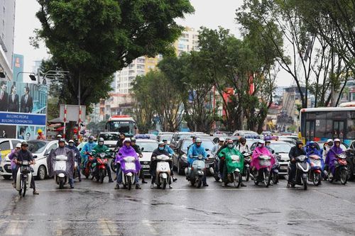 Nhiệt độ giảm mạnh, Hà Nội mưa lạnh cả ngày