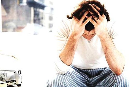 Đàn ông cũng khổ sở vì 'đến tháng', phụ nữ hiểu chuyện cần biết để điều trị tâm lý cho chàng