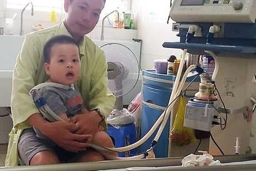 Xót thương gia cảnh của cậu bé 15 tháng tuổi mắc căn bệnh hiếm gặp 'xuất huyết thân não'