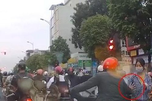 Phẫn nộ clip yêu râu xanh thò tay sàm sỡ cô gái phát tờ rơi ngay giữa đường phố Hà Nội