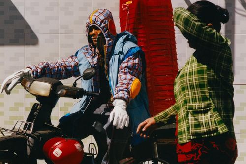 Xe ôm Việt Nam diện quần áo hàng hiệu giá nghìn đô ra phố