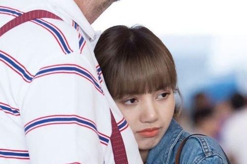 Lisa (Black Pink) ôm người cha cao lớn