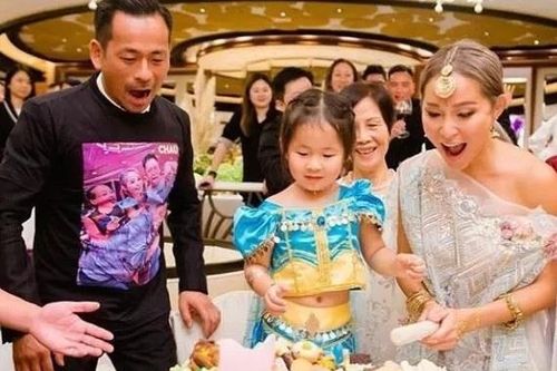 Chia tay Liêu Bích Lệ, Châu Trác Hoa tổ chức tiệc bên vợ con