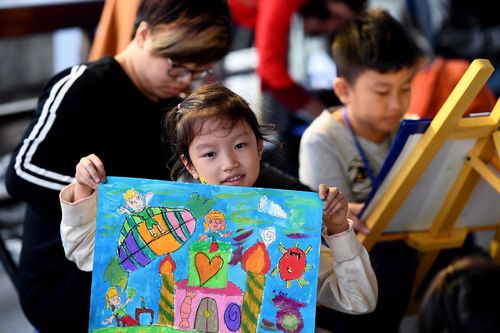 200 họa sĩ nhí trổ tài vẽ vùng đất trong mơ bên hồ Gươm