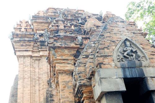 Ngắm nét cổ kính với kiến trúc độc đáo của Tháp Bà Ponagar Chămpa ở Nha Trang