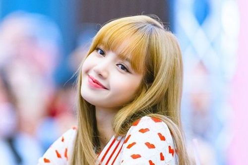 Khoảnh khắc Lisa Blackpink nũng nịu với bố khiến cư dân mạng tan chảy con tim