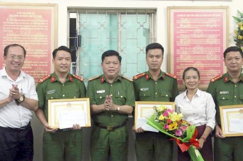 Khen thưởng thành tích đấu tranh phòng chống tội phạm