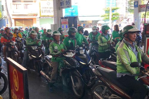 Xếp hàng 'rồng rắn' chờ đổ xăng PVOIL, COMECO