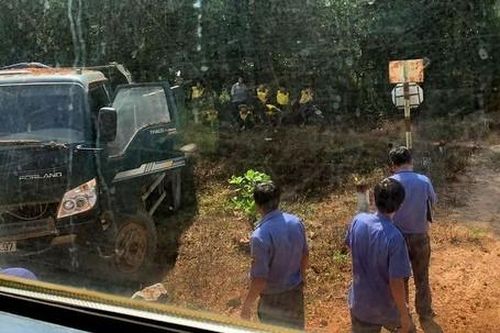 Tàu hỏa đâm xe tải chở cát khiến đường sắt Bắc - Nam gián đoạn nhiều giờ